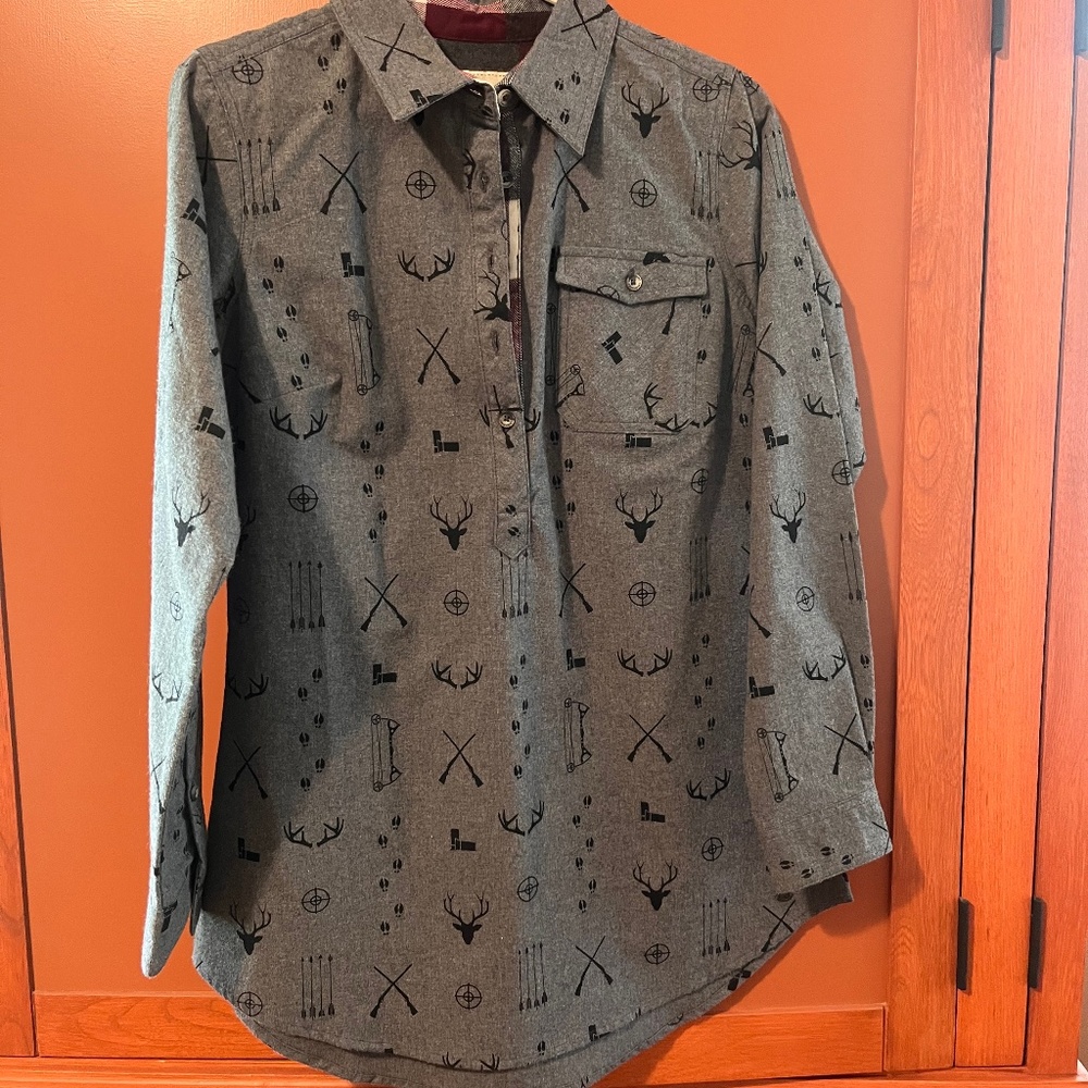 Legendary Whitetails Deer Hunting 100% Cotton Grey Shirt Women's Size M
